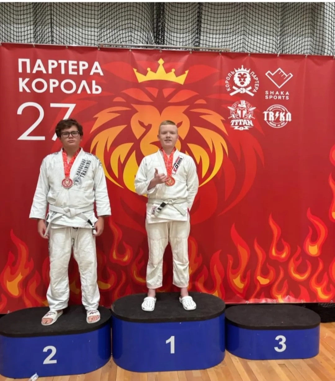 Подиум турнира «Король Партера»: подростки в белых кимоно с медалями на первом и втором месте