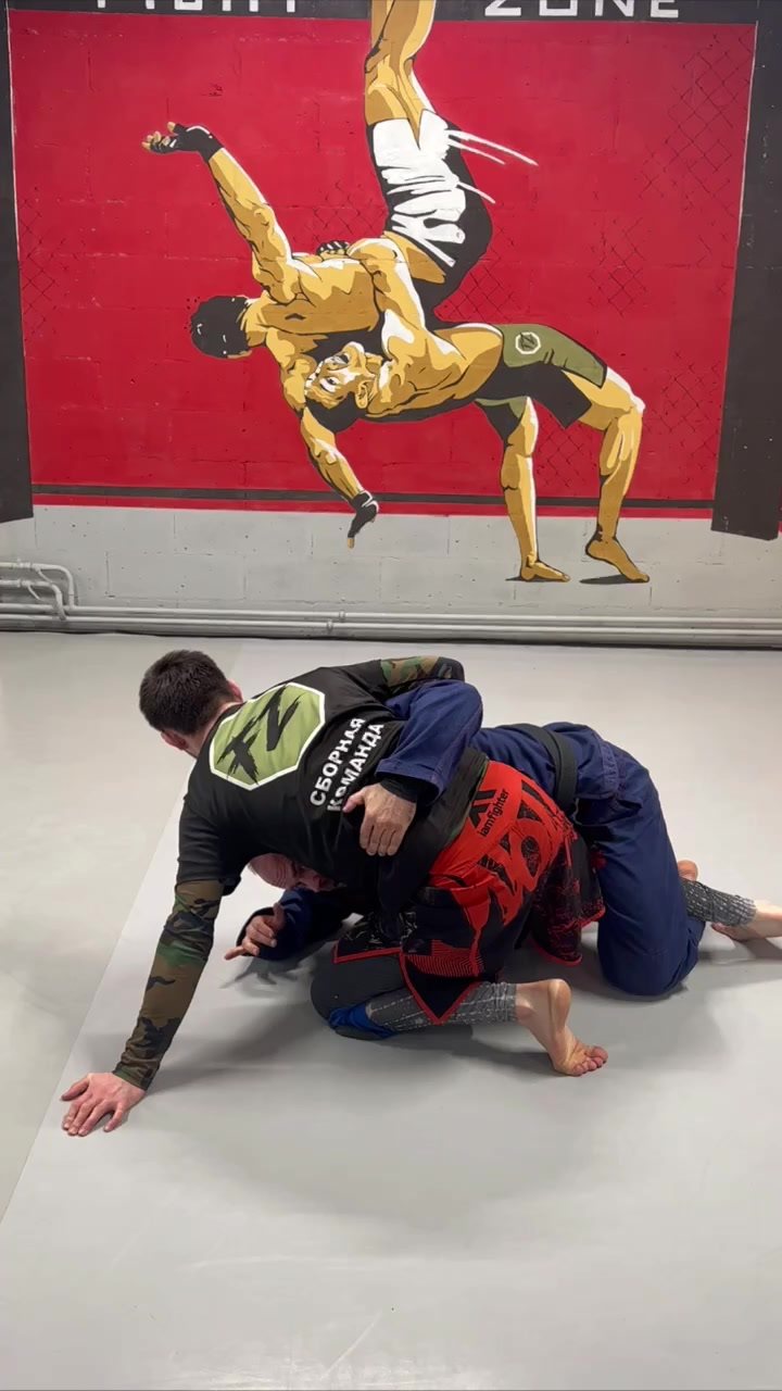 Спарринг по бразильскому джиу-джитсу в зале Fight Zone: работа в кимоно и в партере — Команда «Стрела»